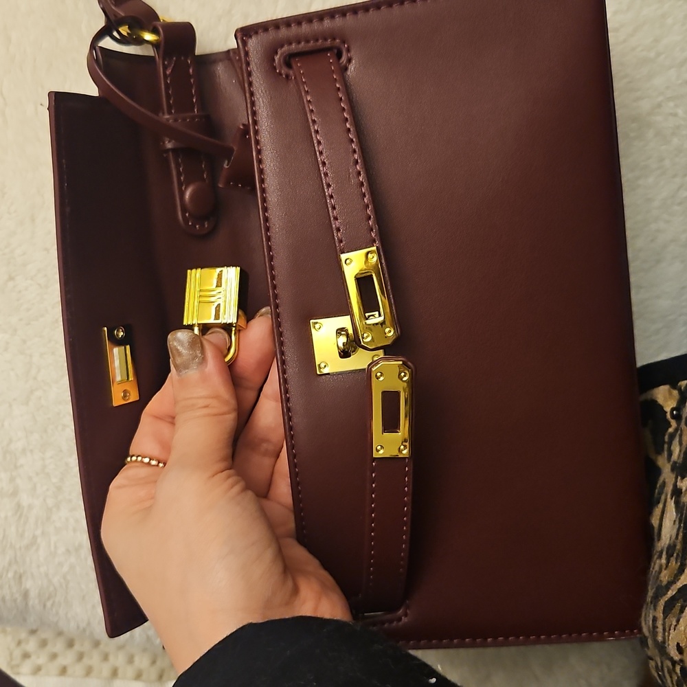 Elegant Brown Leather Shoulder Bag - Picture 4 of 6